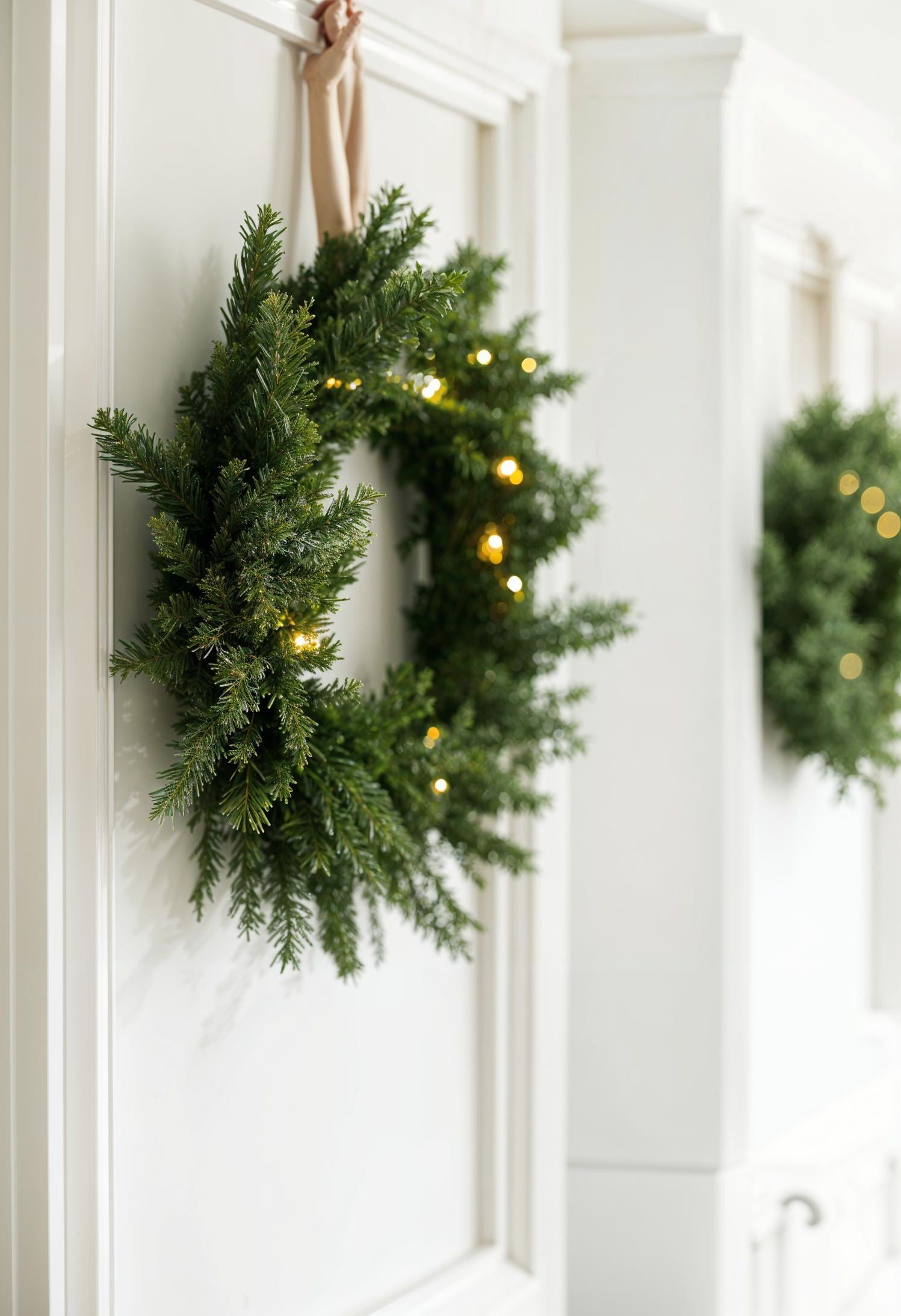 20 Minimalist Christmas Decor Ideas You’ll Love in 2025 4 1. Greenery Wreaths with Twinkling Lights-1